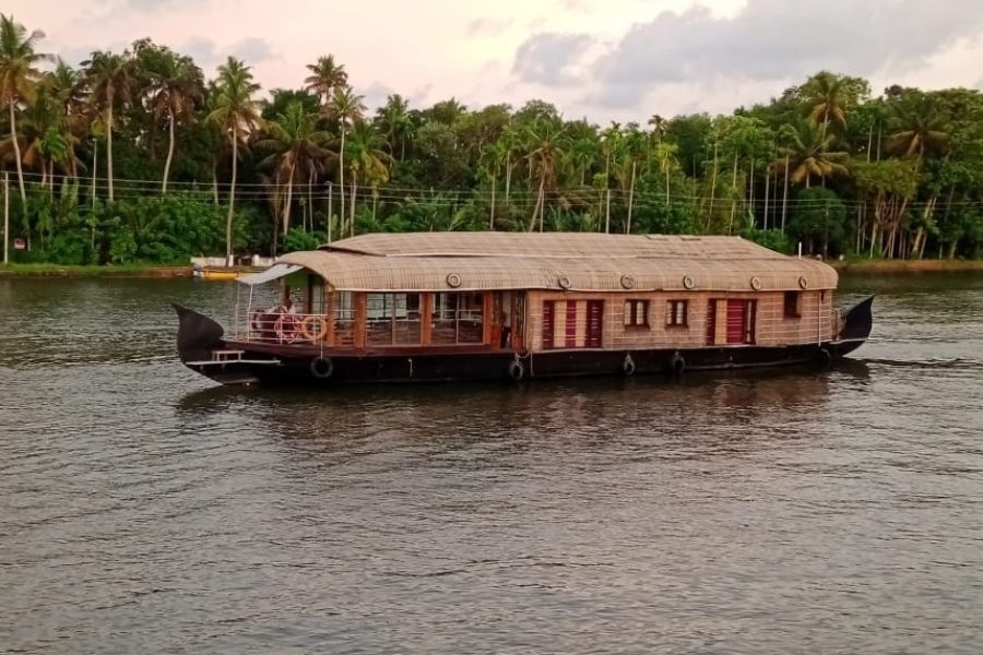 4D3N04 Enchanting Kerala: Backwaters and Hill Stations Experience