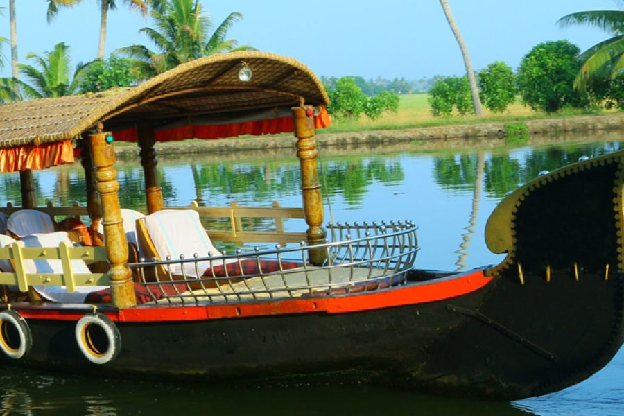 4D3N05 Kerala Serenity: Hill Stations, Backwaters, and Heritage Experience