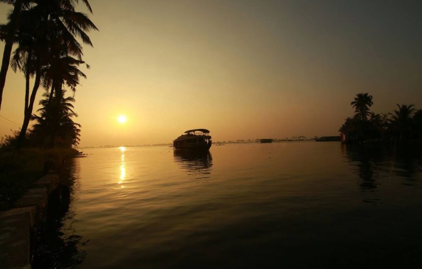 1-Day 1-Night Houseboat Backwater Adventure Tour in Alappuzha